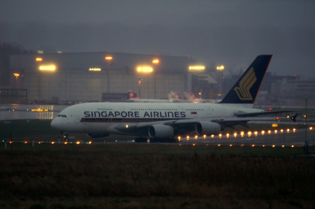 Der erste Linienflug eines Airbus A380-841 von Singapore Airlines nach Zrich mit der Kennung 9V-SKD aufgenommen am 28.03.2010 auf dem Flughafen Zrich.