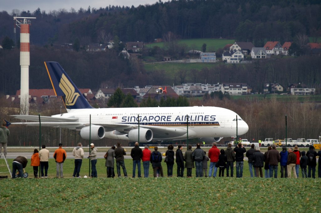 Der erste Linienflug eines Airbus A380-841 von Singapore Airlines nach Zrich mit der Kennung 9V-SKD aufgenommen am 28.03.2010 auf dem Flughafen Zrich.