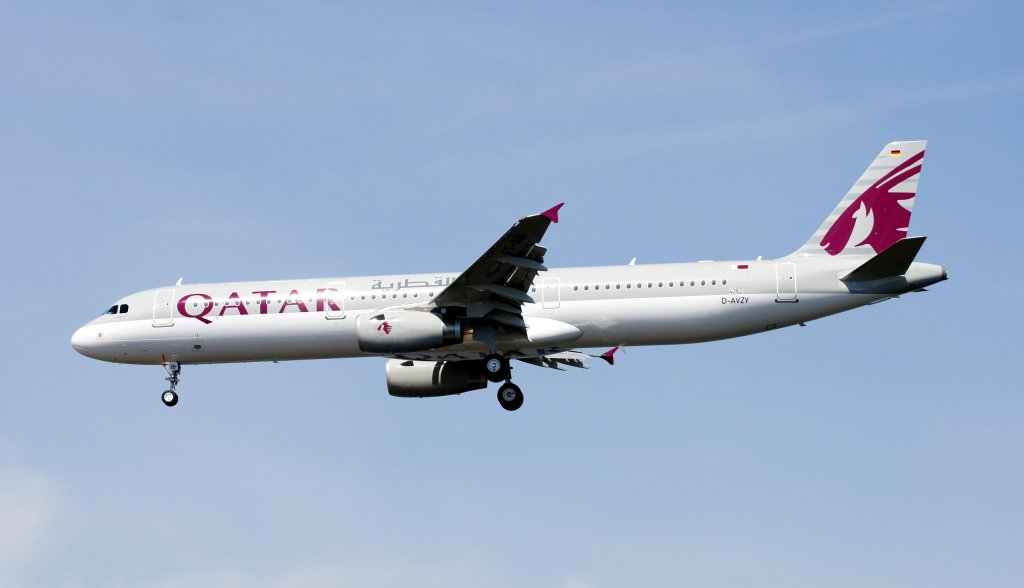 Ein Airbus A-321-231 von Qatar Airways mit der Test Reg.: D-AVZY wird spter die Kennung A7-AIB aufgenommen am 20.07.10 am Flughafen Hamburg-Finkenwerder.
