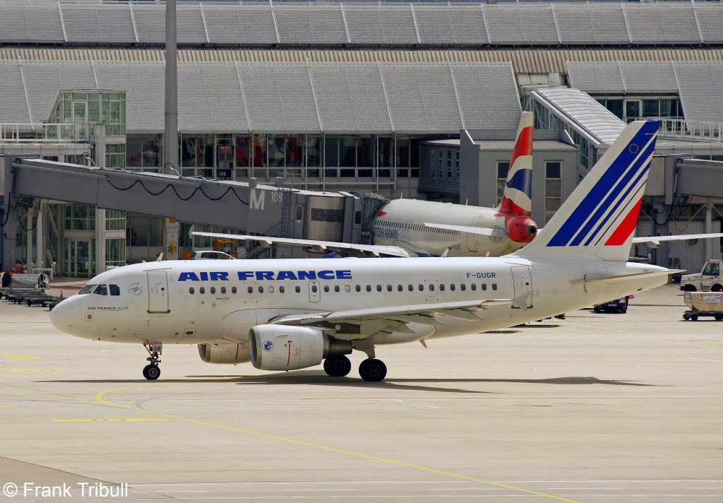 Ein Airbus A318-111 von Air France mit der Kennung F-GUGR aufgenommen am 24.06.2011 am Flughafen Mnchen 
