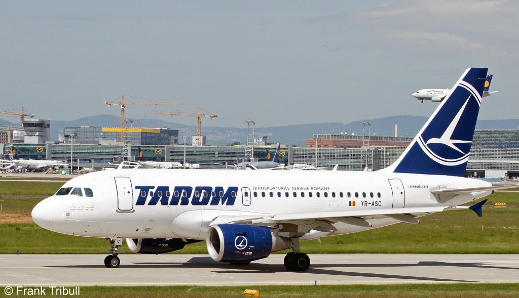 Ein Airbus A318-121 von Tarom mit der Kennung YR-ASC aufgenommen am 22.05.2010 auf dem Flughafen Frankfurt am Main  