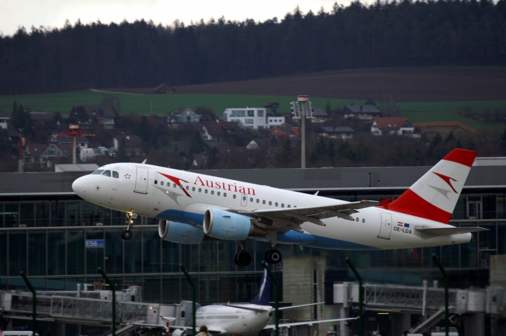 Ein Airbus A319-112 von Austrian Airlines mit der Kennung OE-LDA aufgenommen am 28.03.2010 auf dem Flughafen Zrich.