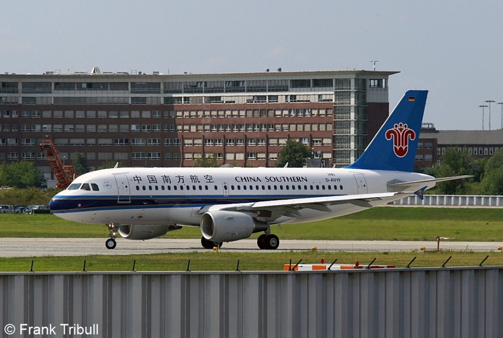 Ein Airbus A319-112 von China Southern Airlines mit der Test Kennung D-AVYF flieg jetzt mit der Kennung B-6195 aufgenommen am 04.08.2009 Airbus Flughafen von Hamburg-Finkenwerder.  