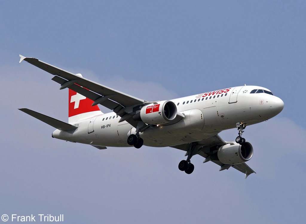 Ein Airbus A319-112 von Swiss International Air Lines mit der Kennung HB-IPV aufgenommen am 04.04.2009 am Zricher Flughafen. 