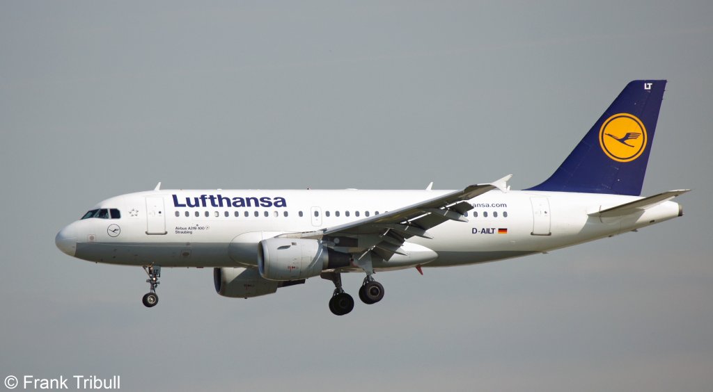Ein Airbus A319-114 von Lufthansa mit der Kennung D-AILT und dem Taufnamen Straubing aufgenommen am 22.05.2010 auf dem Flughafen Frankfurt am Main 