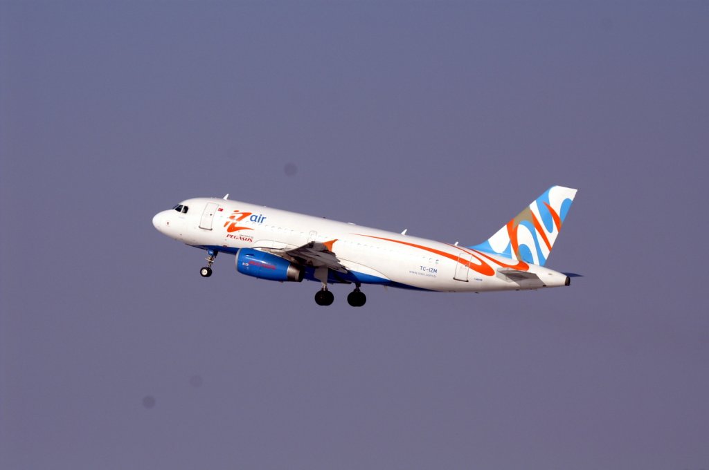 Ein Airbus A319-132 von Izmir Airlines mit der Kennung TC-IZM aufgenommen am 16.02.2010 auf dem Flughafen Zrich