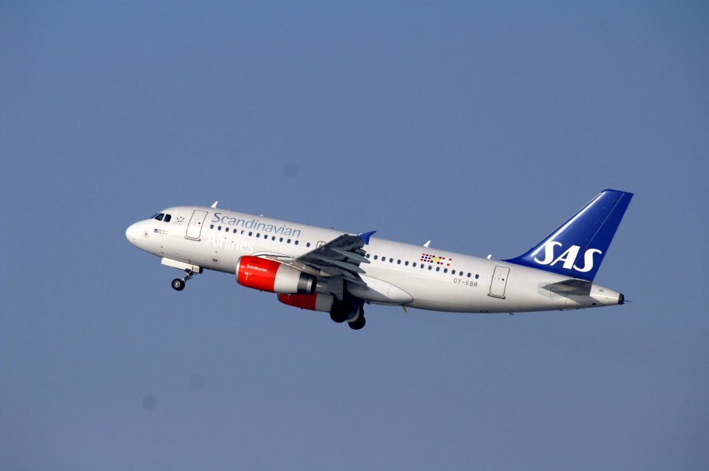 Ein Airbus A319-132 von SAS mit der Kennung OY-KBR aufgenommen am 16.02.2010 am Zricher Flughafen.