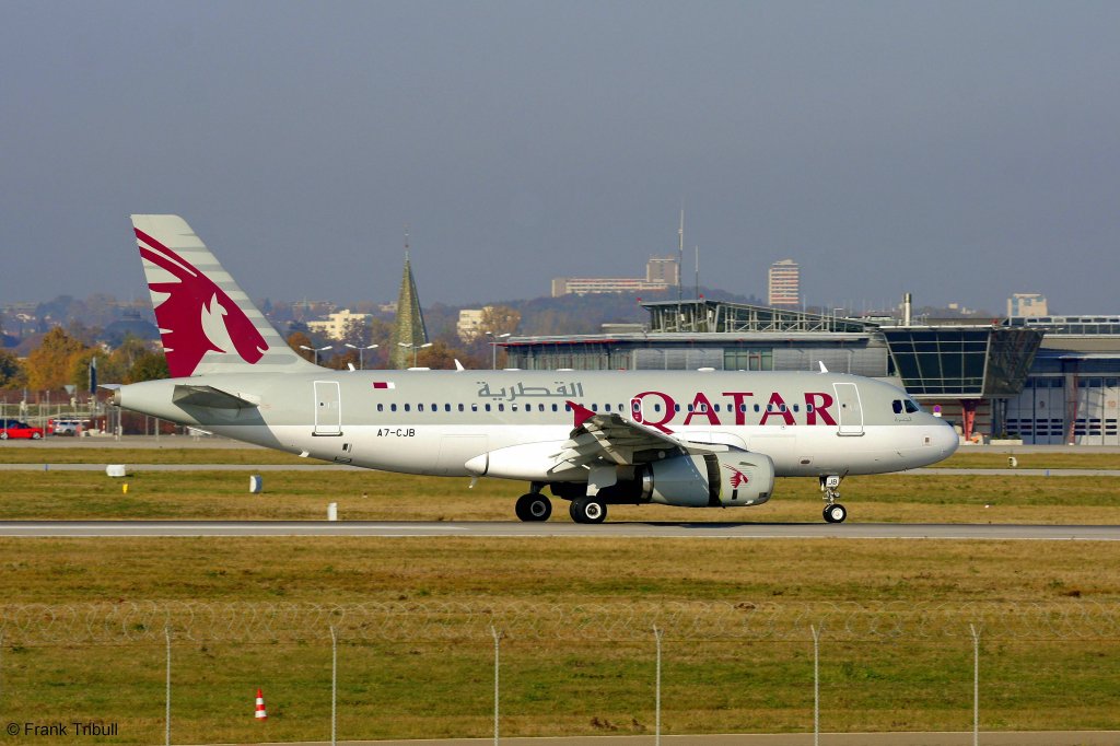 Ein Airbus A319-133LR von Qatar Airways mit der Kennung A7-CJB