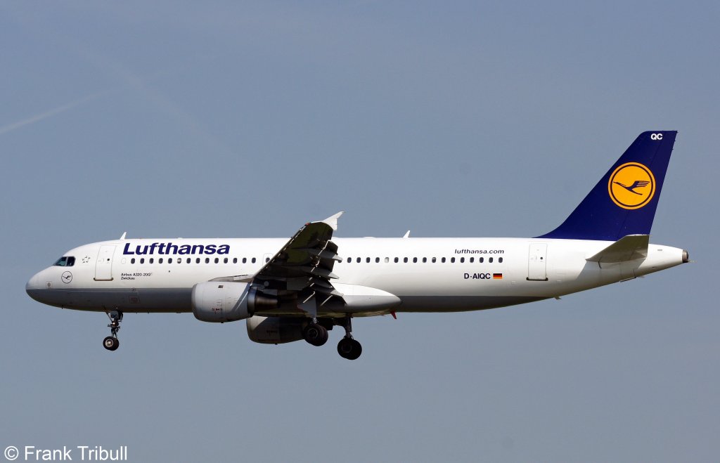 Ein Airbus A320-211 von Lufthansa mit der Kennung D-AIQC mit dem Taufnamen Zwickau aufgenommen am 22.05.2010 auf dem Flughafen Frankfurt am Main 