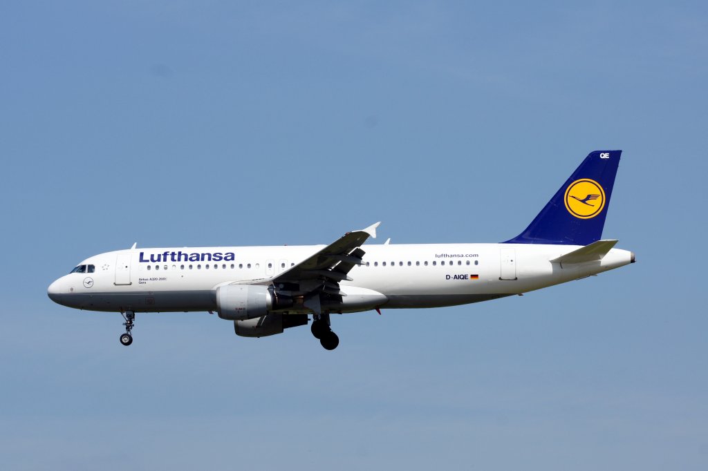 Ein Airbus A320-211 von Lufthansa mit der Kennung D-AIQE mit dem Taufnamen Gera aufgenommen am 22.05.2010 auf dem Flughafen Frankfurt am Main