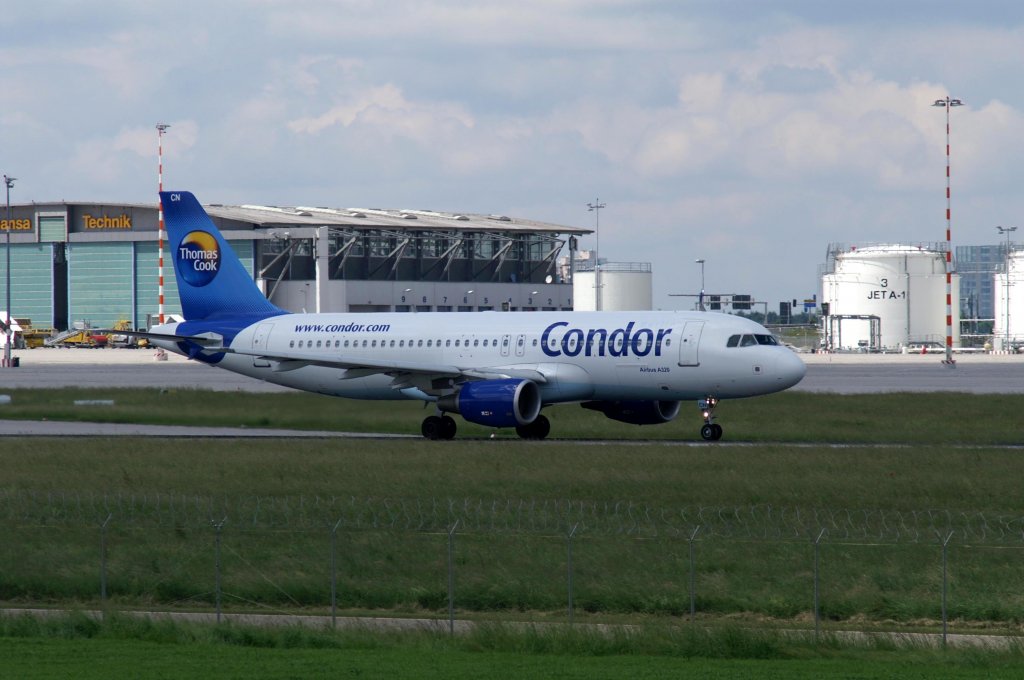 Ein Airbus A320-214 von Condor mit der Kennung D-AICN aufgenommen am 30.05.2009 auf dem Flughafen Stuttgart