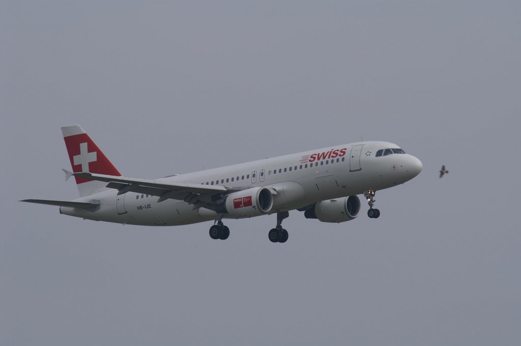 Ein Airbus A320-214 von Swiss International Airlines mit der Kennung HB-IJE (Taufname:Arosa) aufgenommen am 04.04.2009 auf dem Flughafen Zrich