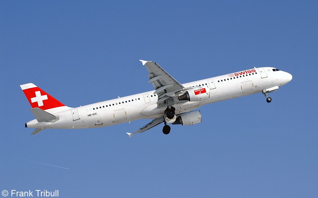 Ein Airbus A321-111 von Swiss International Airlines mit der Kennung HB-IOC aufgenommen am 16.02.2010 am Zricher Flughafen.  