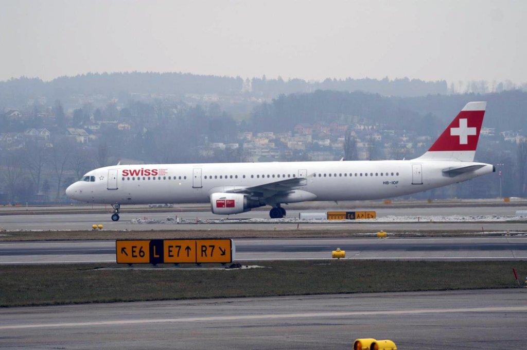 Ein Airbus A321-111 von Swiss International Air Lines mit der Kennung HB-IOF aufgenommen am 23.01.2010 auf dem Flughafen Zrich