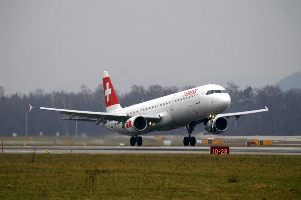 Ein Airbus A321-111 von Swiss International Air Lines mit der Kennung HB-IOF aufgenommen am 23.01.2010 auf dem Flughafen Zrich