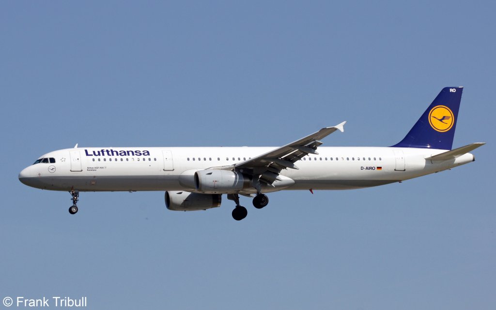 Ein Airbus A321-131 von Lufthansa mit der Kennung D-AIRO mit dem Taufnamen Konstanz aufgenommen am 22.05.2010 auf dem Flughafen Frankfurt am Main 