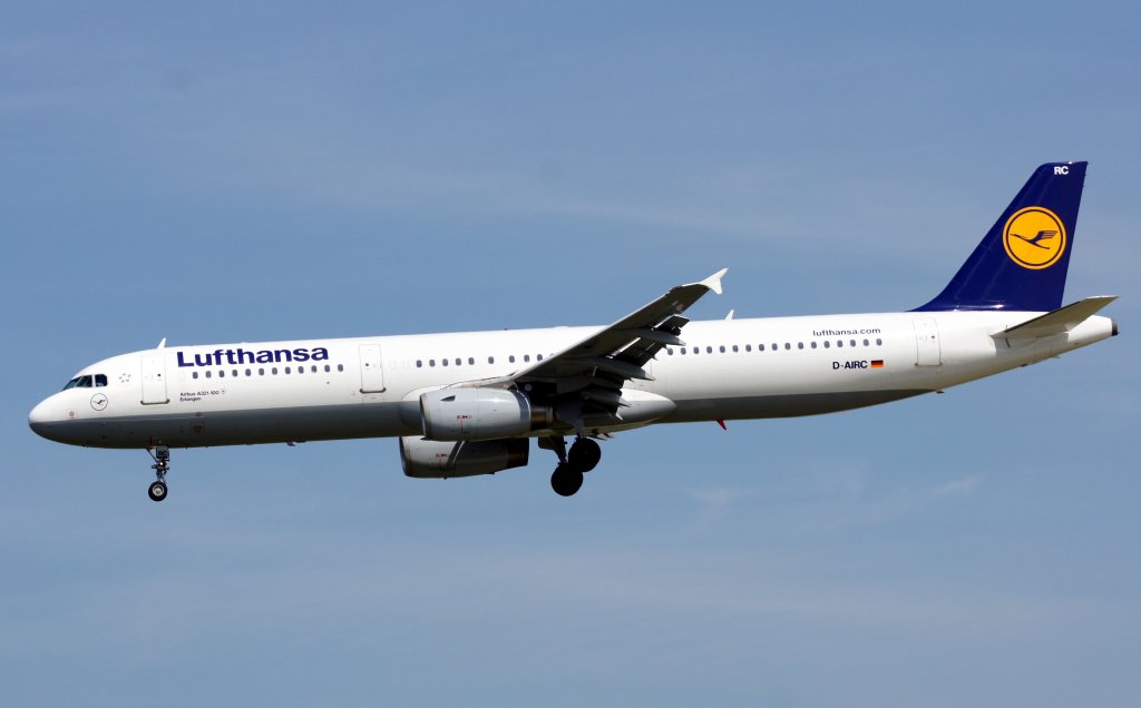 Ein Airbus A321-131 von Lufthansa mit der Kennung D-AIRC mit dem Taufnamen Erlangen aufgenommen am 22.05.2010 auf dem Flughafen Frankfurt am Main