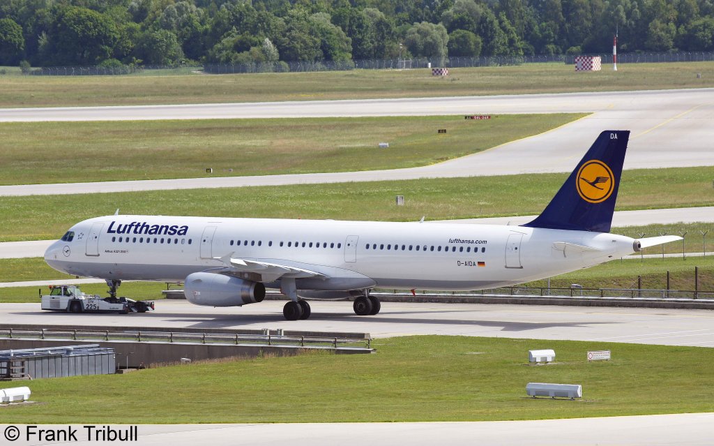 Ein Airbus A321-231 von Lufthansa mit der Kennung D-AIDA aufgenommen am 24.06.2011 am Flughafen Mnchen