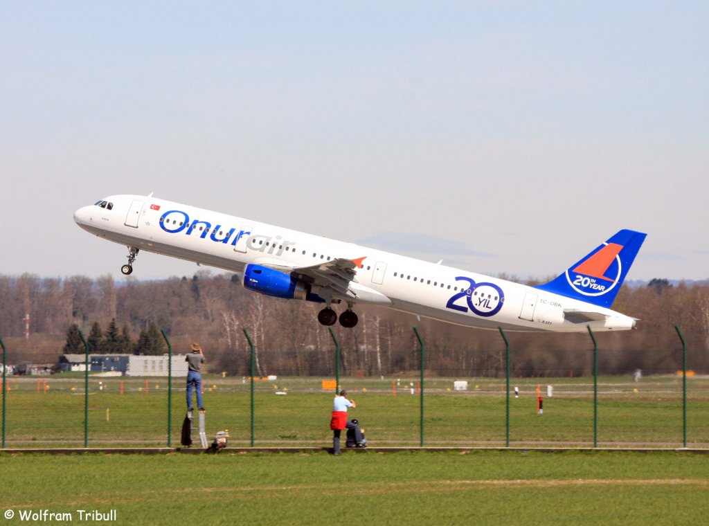 Ein Airbus A321-231 von ONUR AIR mit der Kennung TC-OBK mit 20 Jahre Sonderlackierung aufgenommen am 14.04.2013 auf dem Flughafen Zrich