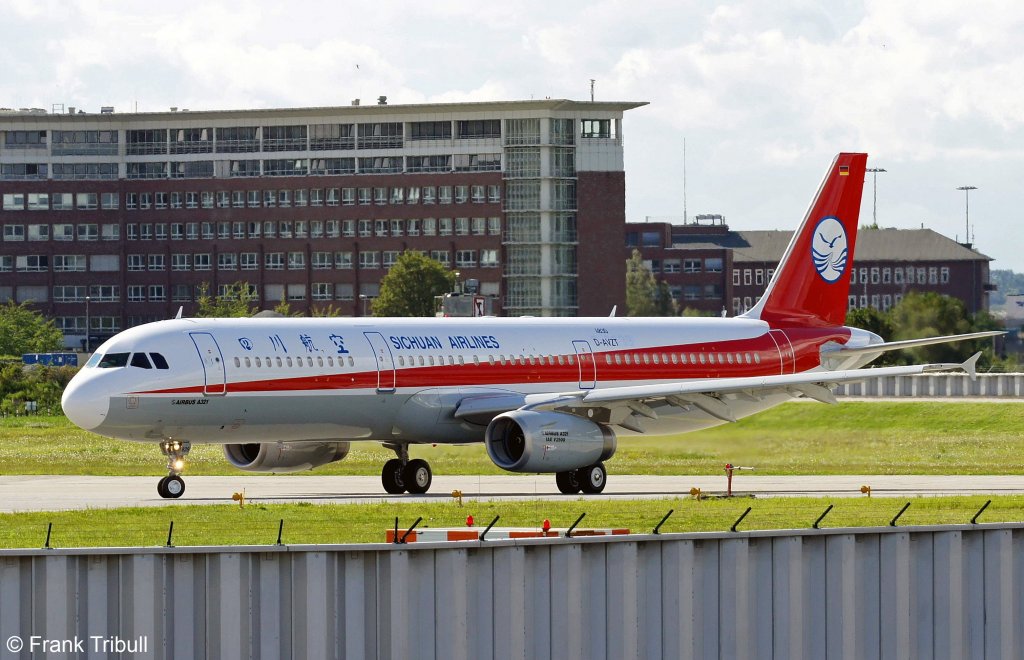 Ein Airbus A321-231 von Sichuan Airlines mit der Testkennung D-AVZR (spter B-6836) aufgenommen am 19.08.2011 am Flughafen Hamburg-Finkenwerder