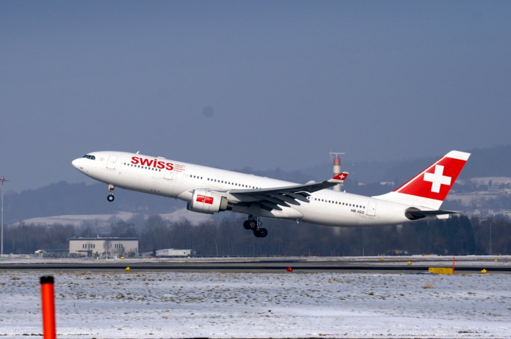 Ein Airbus A330-223 von Swiss International Air Lines mit der Kennung HB-IQO aufgenommen am 16.02.2010 am Zricher Flughafen.