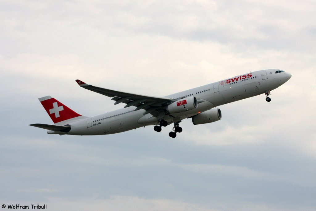 Ein Airbus A330-343X von SWISS INTERNATIONAL AIR LINES mit der Kennung HB-JHC und den Taufnamen Bellinzona aufgenommen am 17.09.2011 auf dem Flughafen Zrich