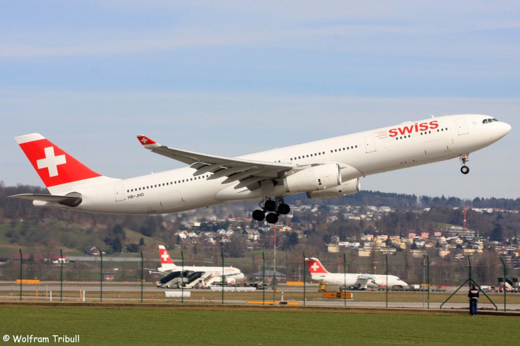 Ein Airbus A330-343X von SWISS INTERNATIONAL AIRLINES mit der Kennung HB-JHD und dem Taufnamen St.Gallen aufgenommen am 16.03.2013 auf dem Flughafen Zrich