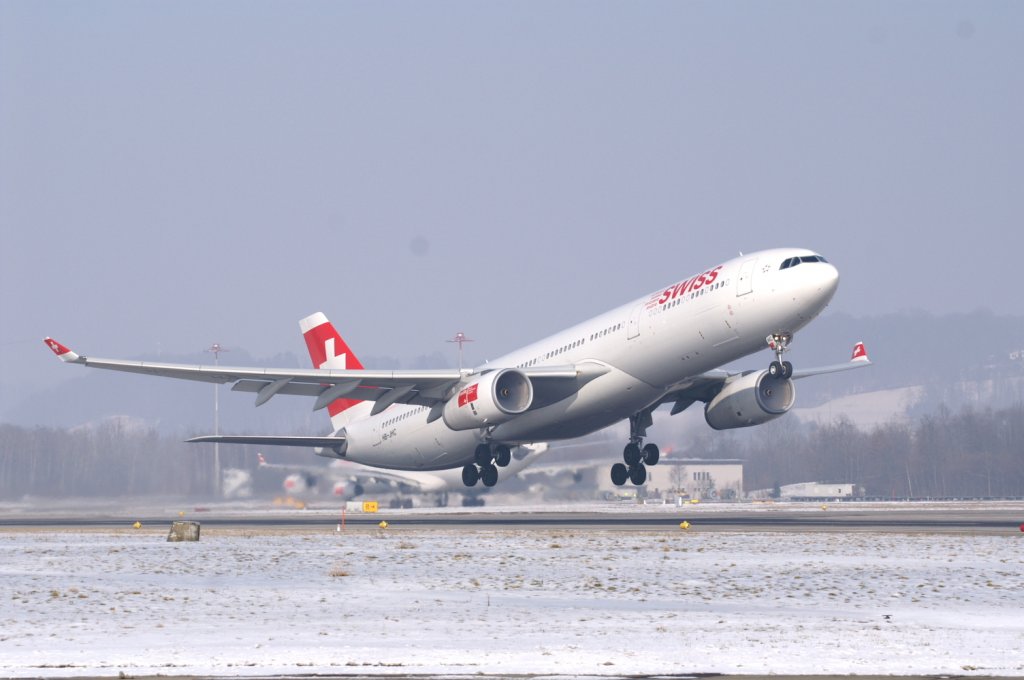 Ein Airbus A330-343X von Swiss International Airlines mit der Kennung HB-JHC aufgenommen am 16.02.2010 am Zricher Flughafen.