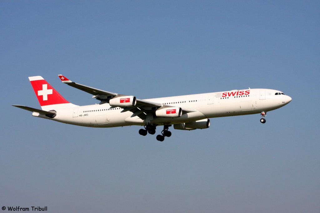 Ein Airbus A340-313X von SWISS INTERNATIONAL AIRLINES mit der Kennung HB-JMO mit dem Taufnamen Delemont aufgenommen am 03.10.2011 auf dem Flughafen Zrich