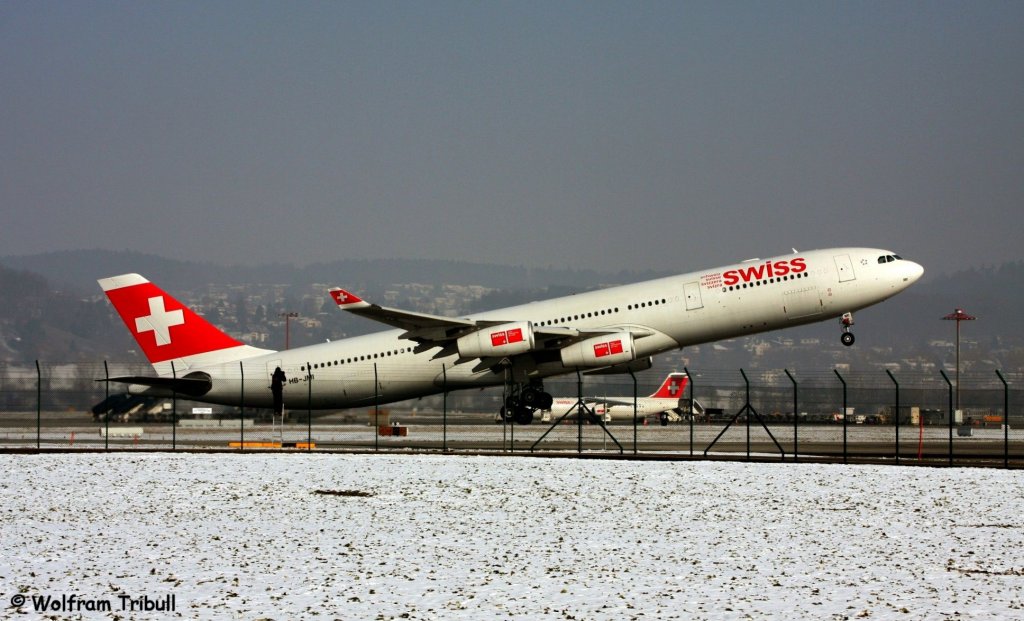 Ein Airbus A340-313X von SWISS INTERNATIONAL AIR LINES mit der