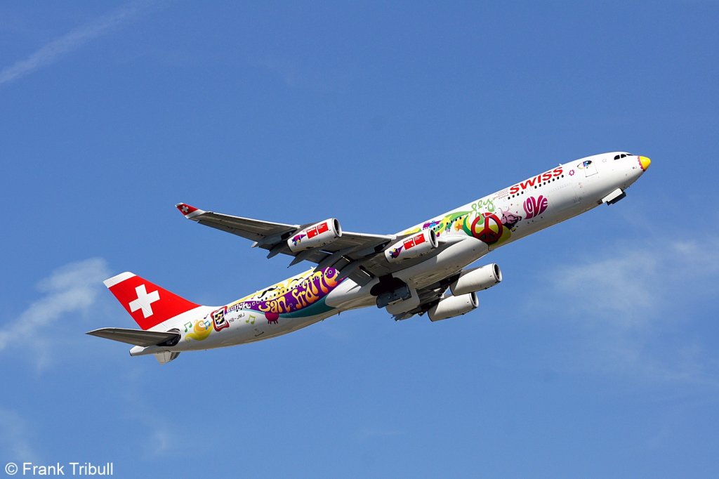 Ein Airbus A340-313X von Swiss International Air Lines mit der Kennung HB-JMJ aufgenommen am 03.10.2010 am Zricher Flughafen. 