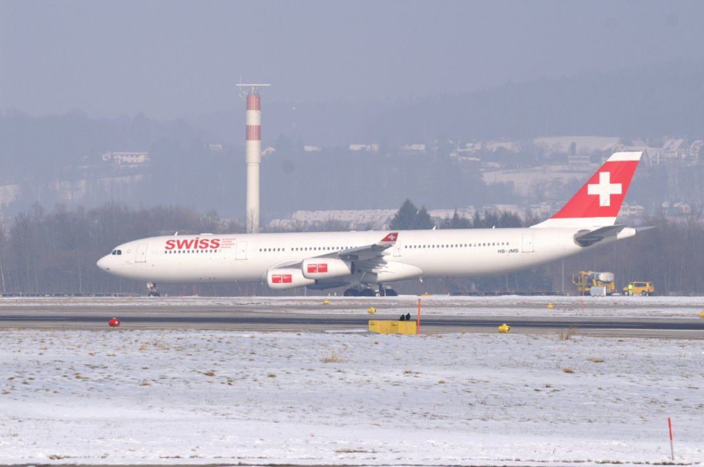 Ein Airbus A340-313X von Swiss International Airlines mit der Kennung HB-JMB aufgenommen am 16.02.2010 am Zricher Flughafen.