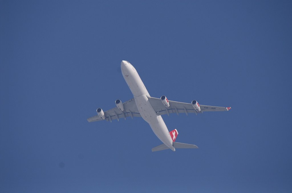 Ein Airbus A340-313X von Swiss International Airlines mit der Kennung HB-JMI aufgenommen am 16.02.2010 am Zricher Flughafen.