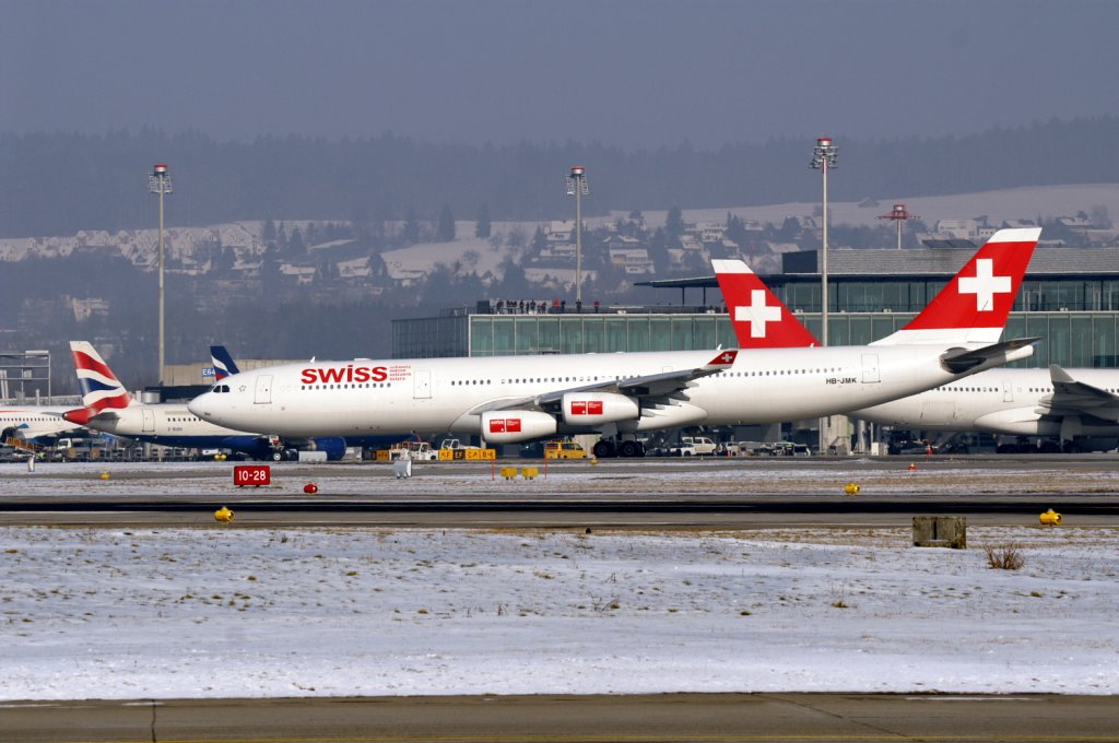 Ein Airbus A340-313X von Swiss International Airlines mit der Kennung HB-JMK aufgenommen am 16.02.2010 am Zricher Flughafen.