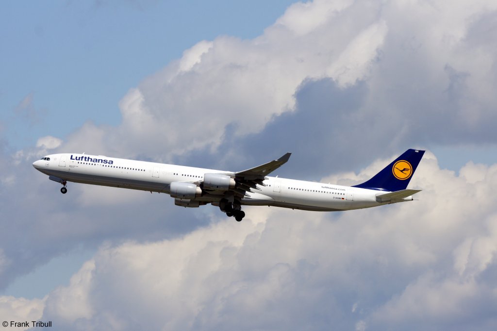 Ein Airbus A340-642 von der Lufthansa mit der Kennung D-AIHM mit dem Taufnamen Wuppertal aufgenommen am 24.06.2011 am Flughafen Mnchen