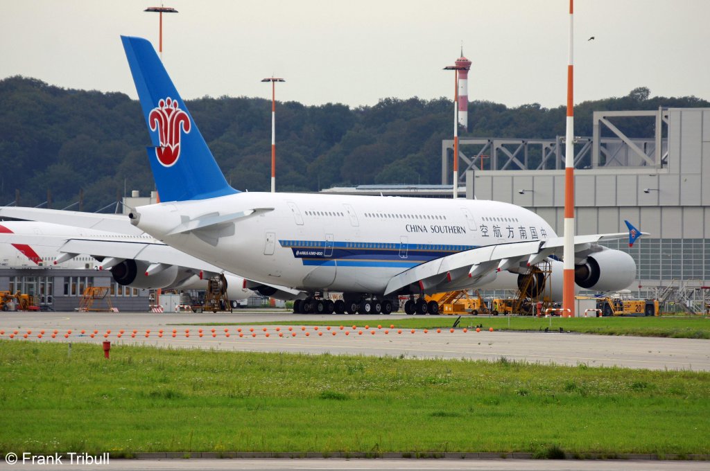 Ein Airbus A380-841 von CHINA SOUTHERN AIRLINES mit der Testkennung F-WWSF (spter B-6136) aufgenommen am 18.08.2011 am Flughafen Hamburg-Finkenwerder