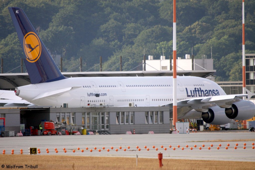 Ein Airbus A380-841 von LUFTHANSA mit der Kennung D-AIMC mit