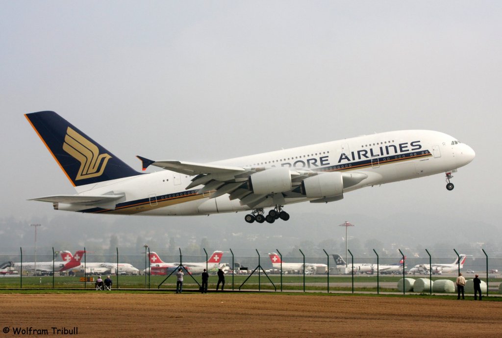 Ein Airbus A380-841 von SINGAPORE AIRLINES mit der Kennung 9V-SKL aufgenommen am 03.10.2011 am Flughafen Zrich