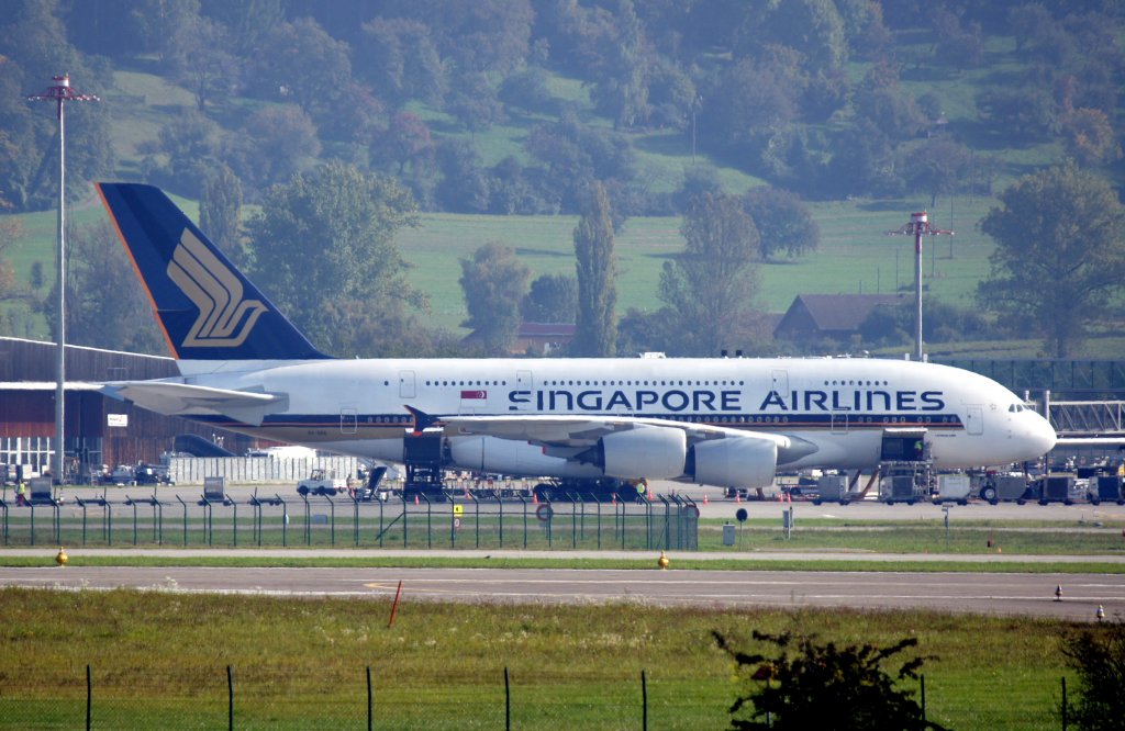 Ein Airbus A380-841 von Singapore Airlines mit der Kennung 9V-SKE aufgenommen am 03.10.2010 auf dem Flughafen Zrich