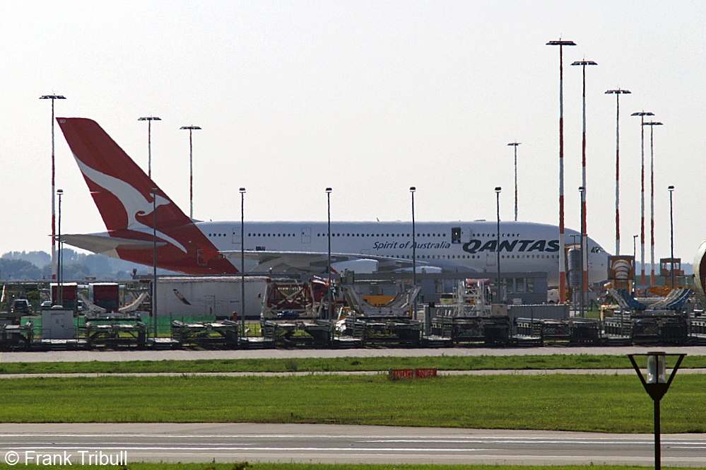 Ein Airbus A380-842 von QANTAS mit der Testkennung F-WWSX flieg jetzt mit der Kennung VH-OQD aufgenommen am 04.08.2009 am Flughafen Hamburg-Finkenwerder 