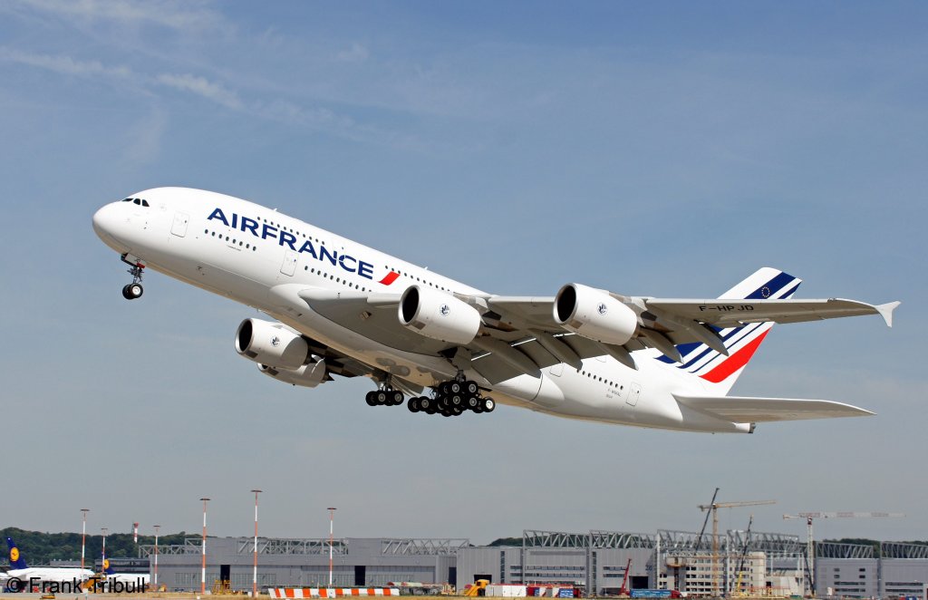 Ein Airbus A380-861 von Air France mit der Test Reg.: F-WWAL fliegt jetzt mit der Kennung F-HPJD beim Start zum Testflug aufgenommen am 20.07.10 am Flughafen Hamburg-Finkenwerder.
