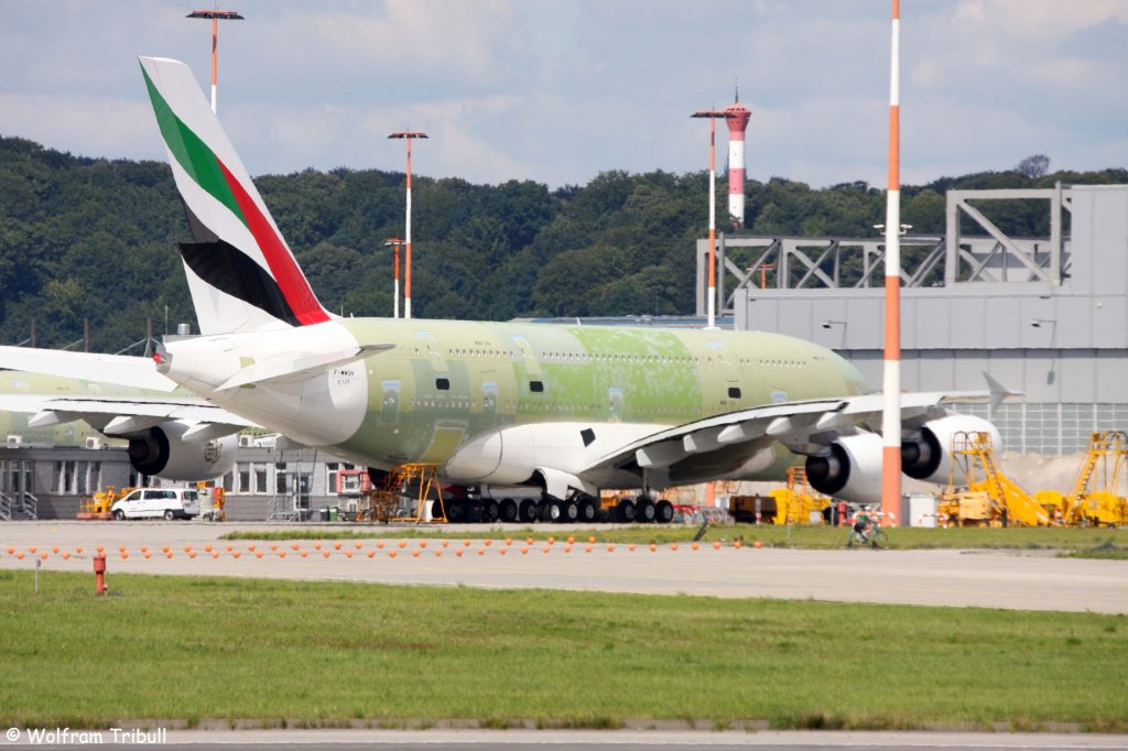 Ein Airbus A380-861 von EMIRATES AIRLINE mit der Testkennung F-WWSN
