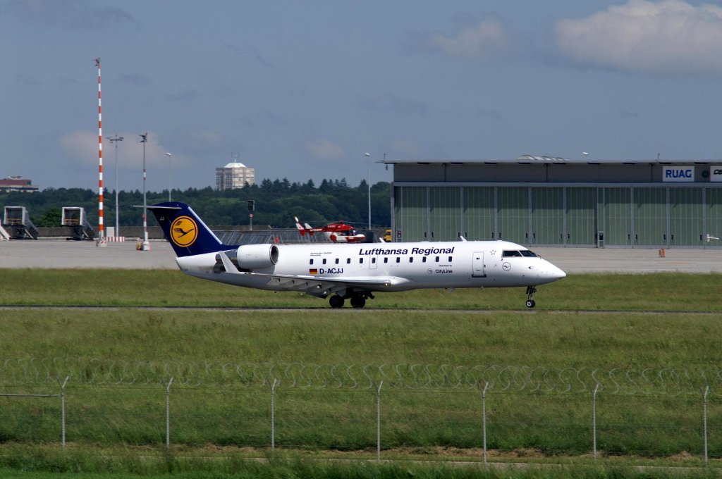 Ein Bombardier (Canadair) CL-600-2B19 CRJ-200LR von Lufthansa CityLine mit der Kennung D-ACJJ aufgenommen am 30.05.2009 auf dem Flughafen Stuttgart