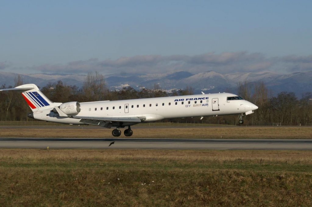 Ein Bombardier CL-600-2C10 CRJ-700 von Air France (Britair) mit der Kennung F-GRZC aufgenommen am 03.01.2010 auf dem Flughafen Basel-Mlhausen-Freiburg (BSL)