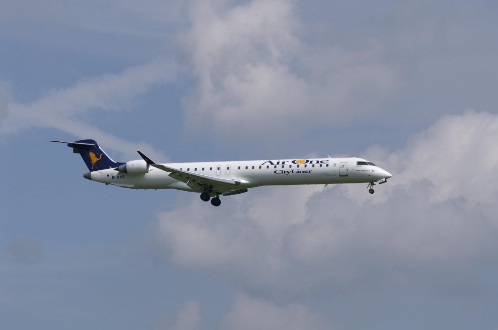 Ein Bombardier CL-600-2D24 CRJ-900 von Air One Cityliner mit der Kennung EI-DVS aufgenommen am 15.09.2007 auf dem Flughafen Zrich
