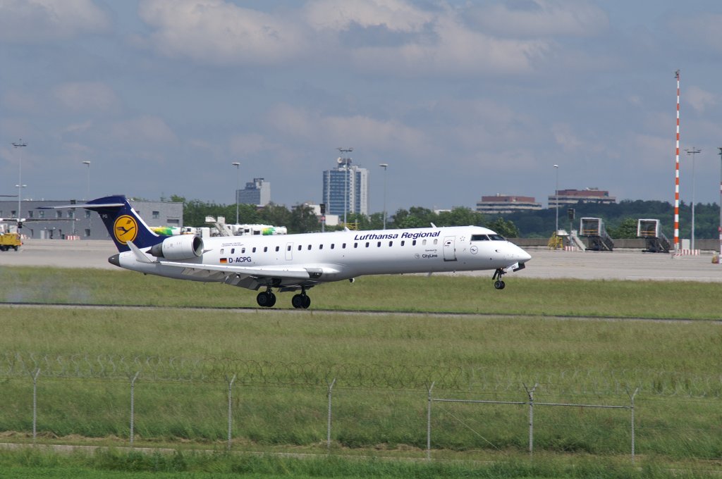 Ein Bombardier Inc CL-600-2C10 CRJ-701 der Lufthansa CityLine mit der Kennung D-ACPG (Taufname:Leinfelden-Echterdingen)aufgenommen am 30.05.09 am Stuttgarter Flughafen.