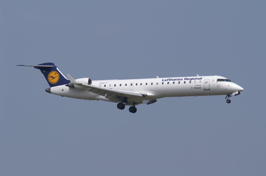 Ein Bombardier Inc CL-600-2C10 CRJ-701 der Lufthansa CityLine mit der Kennung D-ACPL(Taufname:Halberstadt)aufgenommen am 04.04.09 am Zricher Flughafen. 