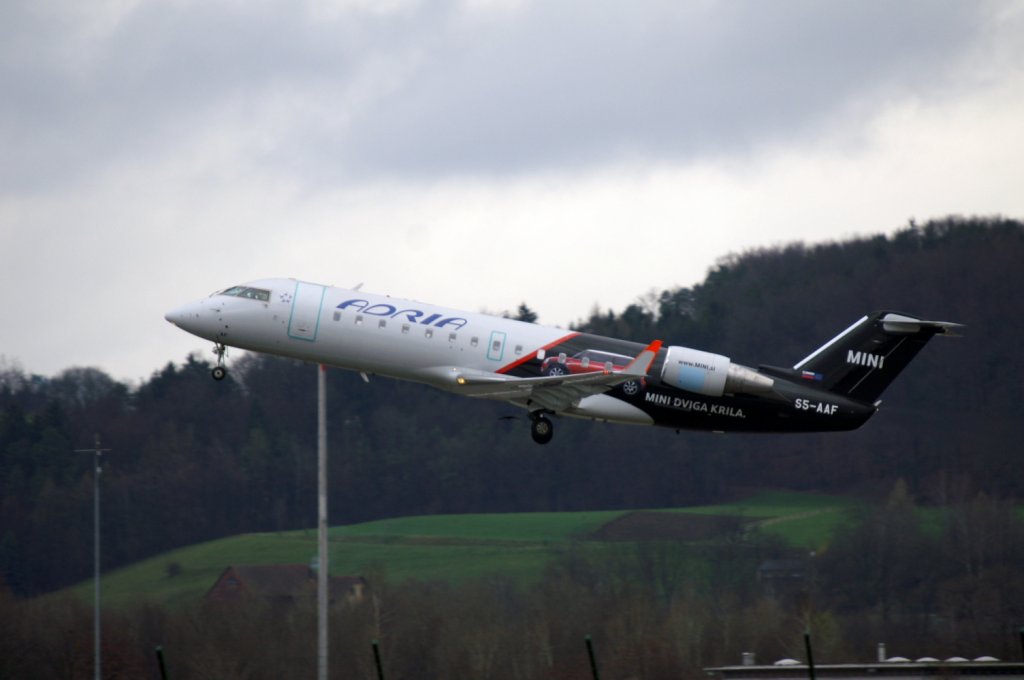 Ein Bombardier(Canadair)CL-600-2B19 CRJ-100 von Adria Airways mit der Kennung S5-AAF aufgenommen am 28.03.2010 auf dem Flughafen Zrich.