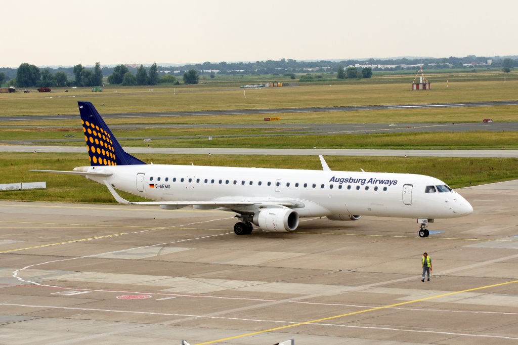 Ein EMBRAER ERJ-195AR von Augsburg Airways mit der Kennung D-AEMD aufgenommen am 23.07.10 auf dem Flughafen Bremen
