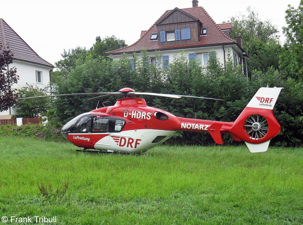 Ein Eurocopter EC-135 P2+ Rettungshubschrauber von der Deutsche Rettungsflugwacht DRF